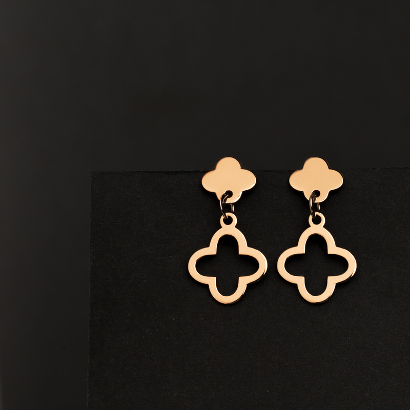 گوشواره میخی طلا 18 عیار زنانه قو طلایی طرح ونکلیف مینیمال گوشواره میخی طلا 18 عیار زنانه قو طلایی طرح ونکلیف مینیمال