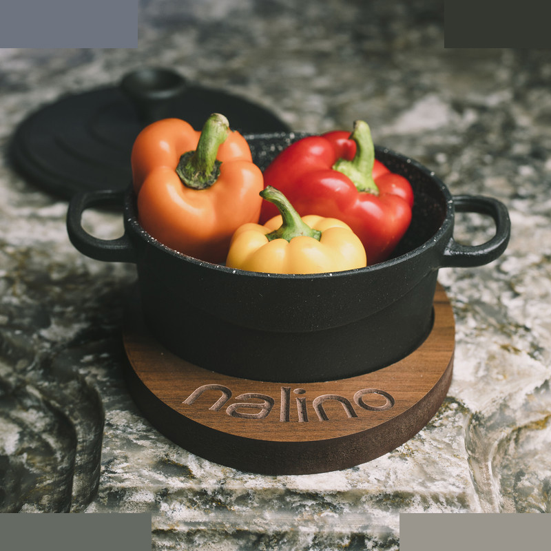 قابلمه چدن نالینو با زیره چوبی مدل Feleti سایز 14 به همراه استند چوبی