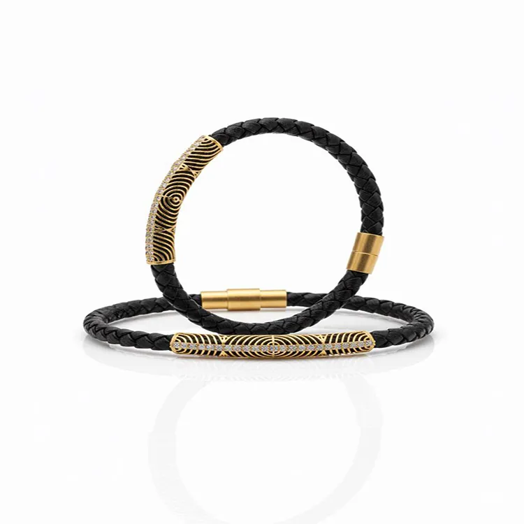 دستبند طلا 18 عیار چرم زنانه با پلاک طلا طرح فیوژن با نگین مدل WLSG1