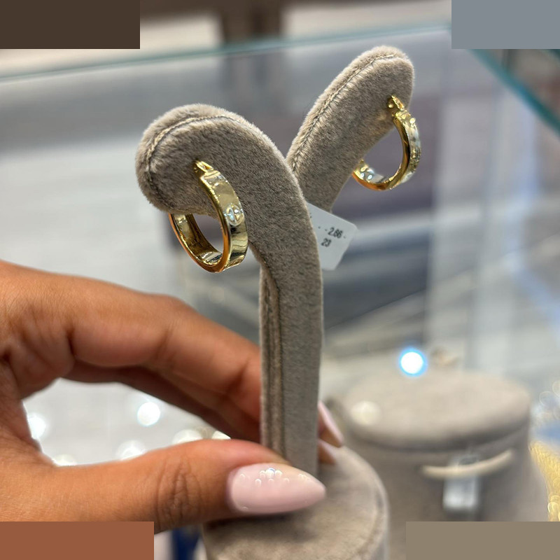 گوشواره کلیپسی طلا 18 عیار زنانه با طرح کارتیه لاو ماوی گالری مدل برجسته ترکیبی 2