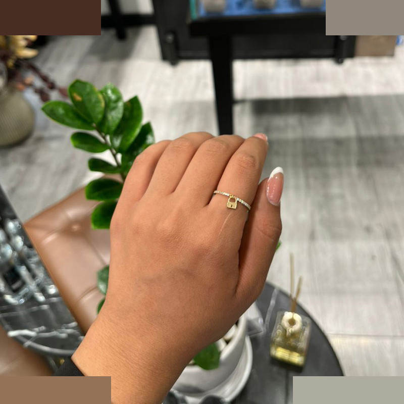 انگشتر طلا کم اجرت 18 عیار زنانه ماوی گالری مدل رینگ نگینی و قفل انگشتر طلا کم اجرت 18 عیار زنانه ماوی گالری مدل رینگ نگینی و قفل