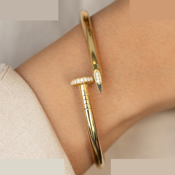 دستبند النگویی طلا 18 عیار زنانه ماوی گالری مدل میخ نگین دار دستبند النگویی طلا 18 عیار زنانه ماوی گالری مدل میخ نگین دار