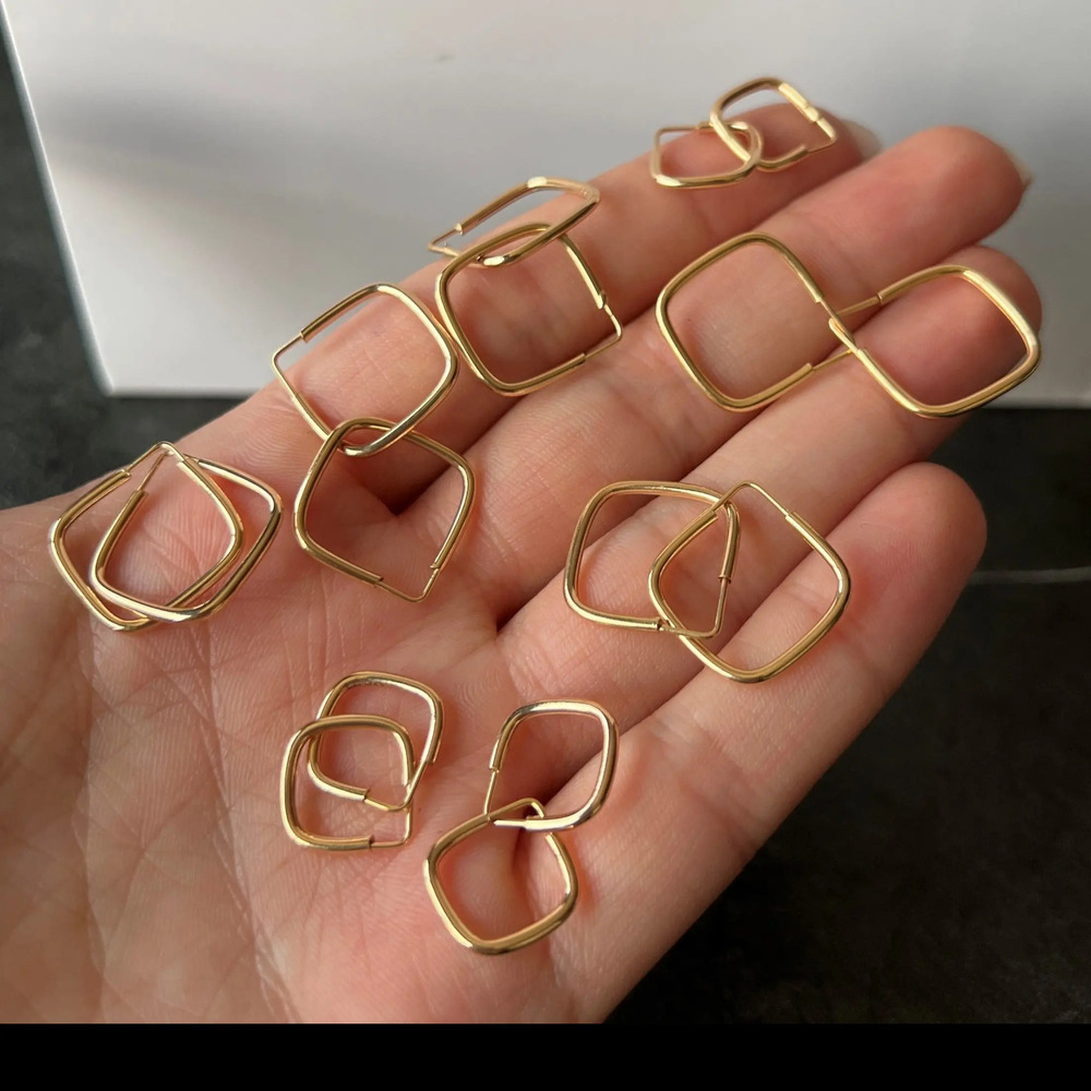 گوشواره طلا 18 عیار زنانه طرح مربع طول 1.3 سانتی متر کد 563