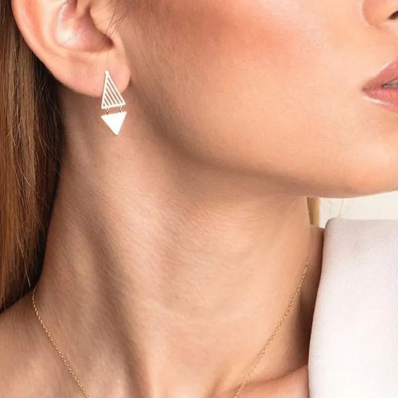 گوشواره طلا 18عیار طرح مثلث قرینه گوشواره طلا 18عیار طرح مثلث قرینه