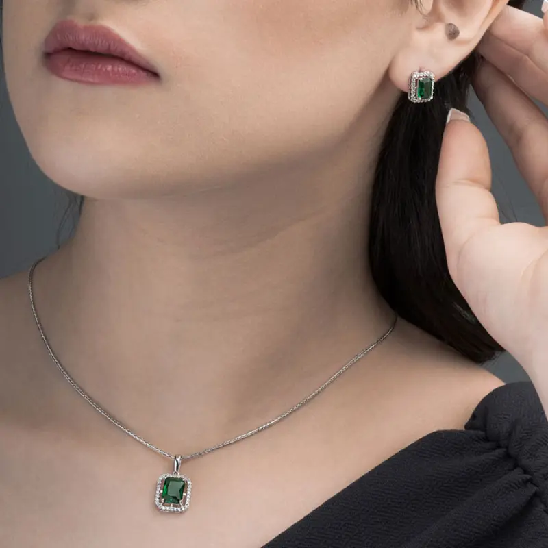 نیم ست طلا زنانه 18 عیار داریم گلد مدل اتمی مربعی سبز نیم ست طلا زنانه 18 عیار داریم گلد مدل اتمی مربعی سبز