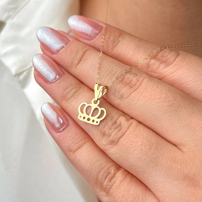 آویز طلا 18 عیار زنانه دیانا مدل تاج کد 51 آویز طلا 18 عیار زنانه دیانا مدل تاج کد 51