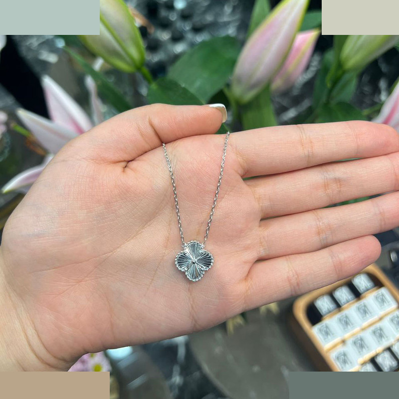 گردنبند طلا 18 عیار زنانه ماوی گالری مدل ونکلیف الحمبرا صدف 1