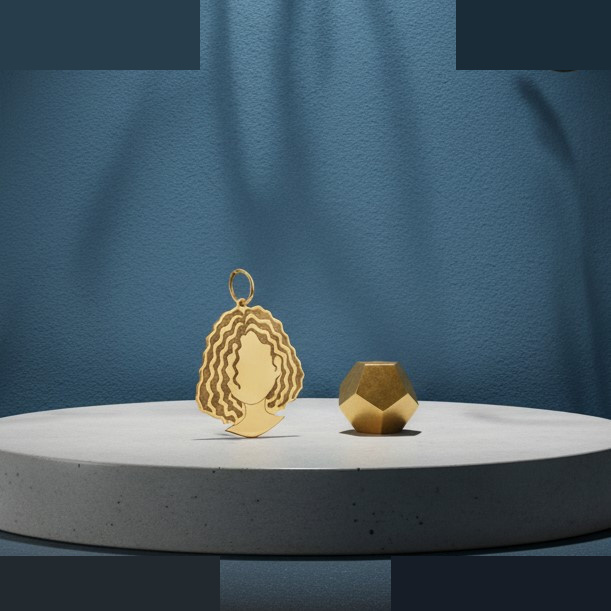 آویز گردنبند طلا 18 عیار زنانه گالری قو طلایی طرح دختر با موهای فر