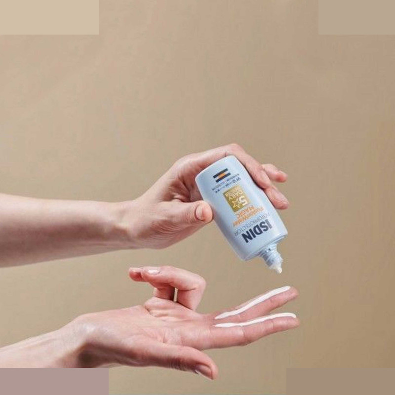 فلوئید ضدآفتاب بدون رنگ ایزدین SPF50 مدل Fusion Water Magic مناسب انواع پوست حجم 50 میلیلیتر فلوئید ضدآفتاب بدون رنگ ایزدین SPF50 مدل Fusion Water Magic مناسب انواع پوست حجم 50 میلیلیتر