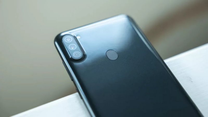مقایسه دوربین m11 با a11