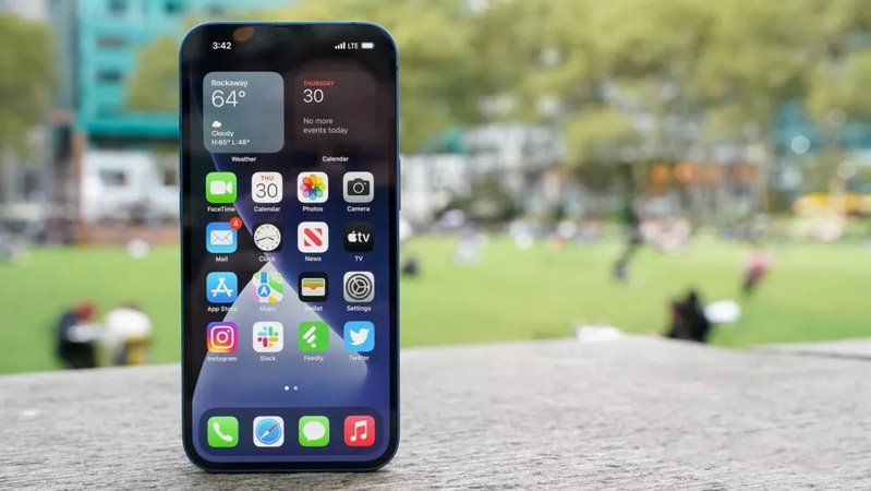 مقایسه آیفون 13 با شیائومی 11T پرو از نظر صفحه نمایش