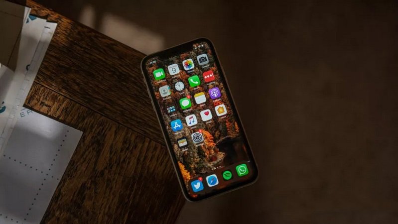 مقایسه آیفون ۱۱ با آیفون ۱۲ از نظر صفحه نمایش
