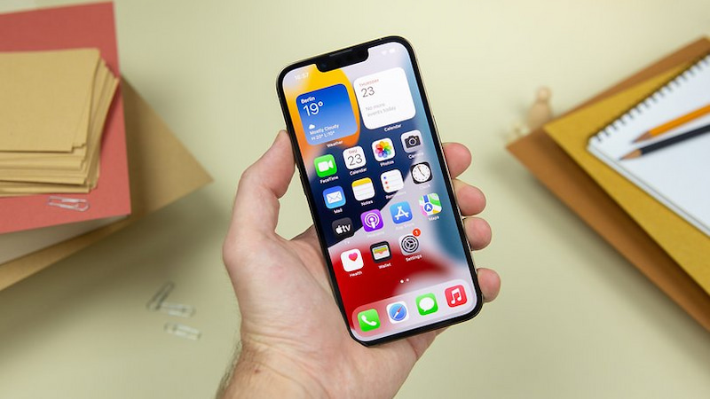 تفاوت صفحه نمایش شیائومی 12 پرو با iPhone 13