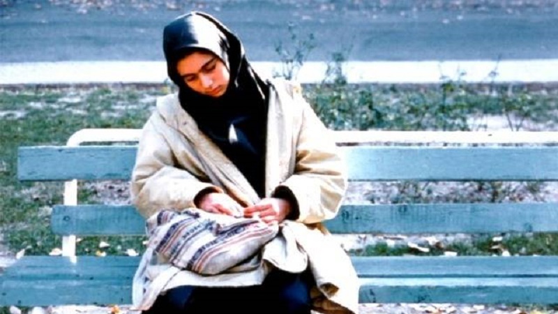 دختری با کفش‌های کتانی