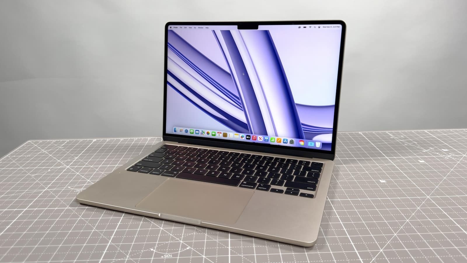 صفحه نمایش مک بوک air m3
