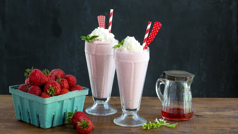 میلک‌شیک توت‌فرنگی و بستنی وانیلی