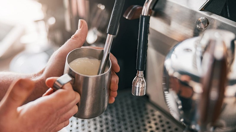 نازل بخار و لوله‌ها را پس از هر استفاده تمیز کنید