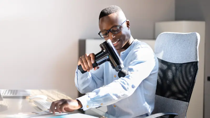 روش استفاده از ماساژور تفنگی