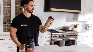 بهترین زمان مصرف پروتئین وی برای حجم و عضله سازی | راهنمای کامل