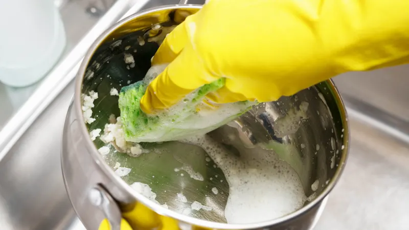 تميز كردن قابلمه سياه شده 