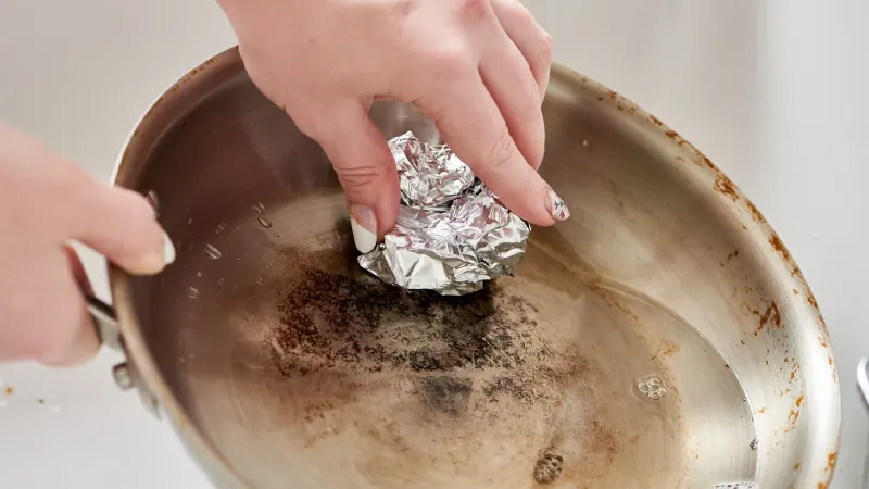 سفيد كردن قابلمه روحي روی گاز 