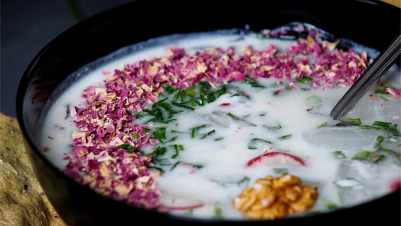 طرز تهیه آب دوغ خیار با ماست